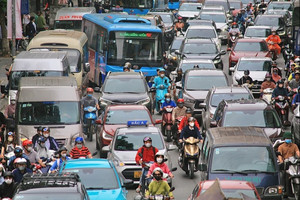 Hà Nội hạn chế ô tô cá nhân chạy bằng xăng trong Vành đai 1 và 2 từ 2028