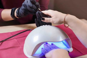 Cảnh báo khách hàng của dịch vụ làm móng: Chỉ 4 phút hơ đèn UV có thể khiến bạn hối hận cả đời
