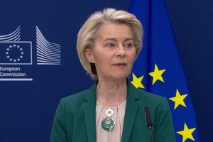 EU hoãn áp biện pháp trả đũa thuế 30% của ông Trump