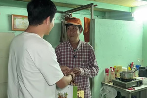 Nam ca sĩ nổi tiếng cả nước từng nhận cát-xê 2 cây vàng một đêm: Nay chạy xe ôm, sống cô quạnh trong căn trọ 10m2
