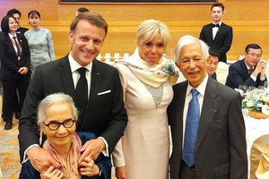 Hai vợ chồng giáo sư Việt Nam vừa được Tổng thống Emmanuel Macron thăng cấp huân chương cao quý bậc nhất nước Pháp