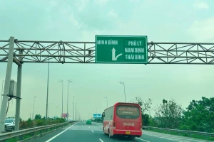 Cao tốc Bắc Nam có nhiều biển báo chỉ đến địa danh không còn tồn tại