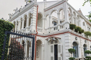 Ngôi nhà cổ hơn 100 tuổi từng là vựa mắm cho toàn vùng, nay lọt thỏm giữa cao ốc triệu đô của bến Vân Đồn