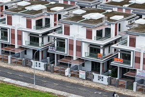 Khu đô thị rộng lớn ở cửa ngõ TP. HCM la liệt biệt thự bỏ hoang: Giá đất tăng đều bất chấp cảnh tiêu điều, ảm đạm