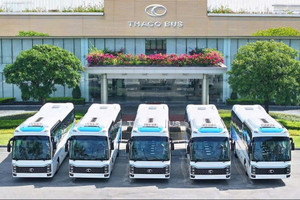 THACO Bus bàn giao 1.200 xe chỉ trong 6 tháng, tăng tốc xuất khẩu ra thị trường quốc tế