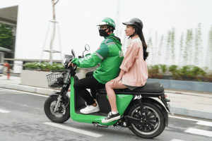 Xe máy điện Việt là 'con cưng' của giới shipper: Chạy 150km mỗi lần sạc, đổi pin chỉ 2 phút