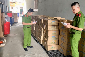 Khám xét, tịch thu gần 16.000 chai cồn giả trong đường dây do nguyên Phó Chủ tịch UBND thị trấn trực tiếp điều hành