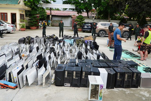 Bắt 59 người Việt Nam lừa đảo tại khu vực Tam Giác Vàng, thu giữ 314 điện thoại di động, hơn 300 máy tính, 1.000 sim
