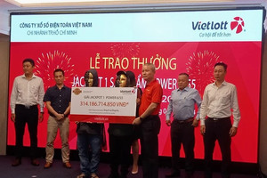 Những người dân bỗng thành tỷ phú nhờ giải độc đắc kỷ lục của Vietlott
