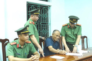 Khám xét nơi ở, bắt Phạm Viết Công
