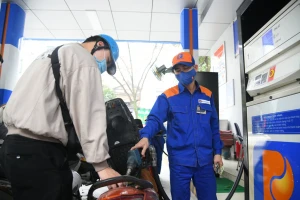 Giá xăng giảm vào ngày mai?