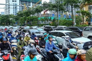 Phân làn xe máy, ô tô có theo vết xe đổ?