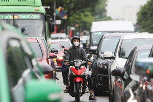 Cấm xe máy chạy bằng xăng trong vành đai 1: Cần sớm có chính sách hỗ trợ chuyển đổi