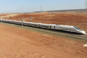 Kỳ tích đường sắt cao tốc huyết mạch xuyên sa mạc: Dài 450km, vận tốc 300km/h, vốn đầu tư gần 440.000 tỷ đồng