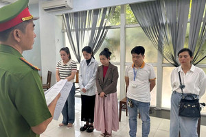Khởi tố, bắt nhóm ‘bác sĩ’ làm việc tại một phòng khám đa khoa quốc tế