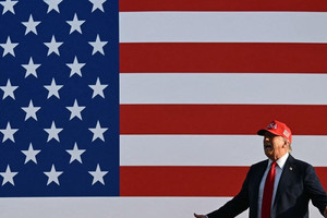 Nóng: Ông Trump sắp áp thuế đồng loạt 10% - 15% lên hơn 150 quốc gia