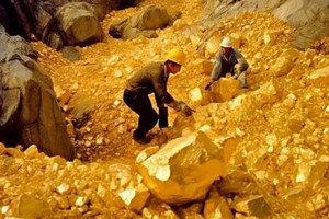 Bắt gần 60 người khai thác vàng trái phép, thu giữ số vàng gần 4 tỷ, hơn 1.400 kíp nổ điện, 31kg thuốc nổ