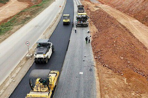 Cao tốc 2.100 tỷ dự kiến ‘về đích’ sau 1 tháng nữa: Người dân ngăn cản thi công