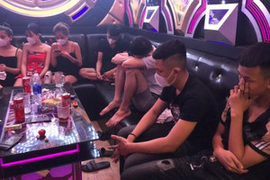 Từ 2026, uống rượu, đi hát karaoke cũng phải ‘thắt lưng buộc bụng’ vì chính sách mới