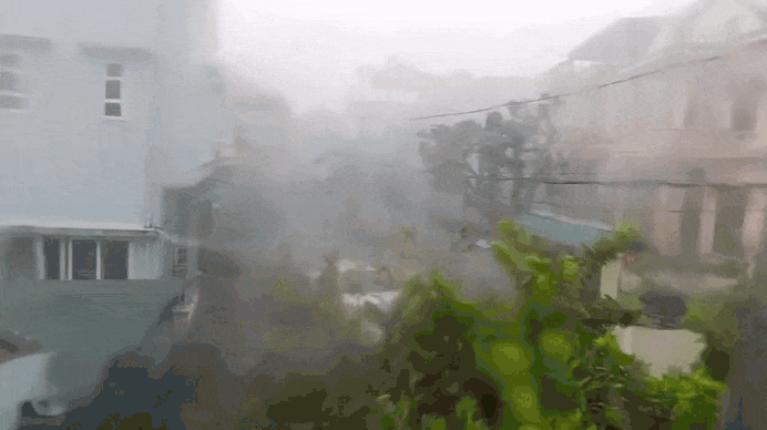 Quảng Ninh xuất hiện giông mạnh kèm mưa đá, sấm sét, xe cộ 'chết cứng' trên đường