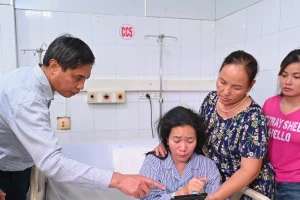 Vụ lật tàu ở Hạ Long: Lời kể của người vợ đang tìm chồng và 2 con mất tích