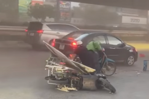 Mưa giông bất ngờ bao trùm Hà Nội, nhiều người đi xe máy bị hất ngã