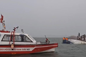 Thủ tướng chỉ đạo khẩn Bộ Quốc phòng, Bộ Công an về vụ lật tàu du lịch chở 53 người ở Quảng Ninh