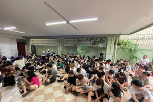 Bắt giữ gần 2.300 người đa quốc gia trong chưa đầy 1 tháng, thu giữ hàng loạt ‘đồng phục cảnh sát', máy tính, điện thoại di động