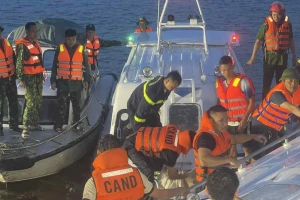 Thủ tướng: Huy động mọi nguồn lực tìm kiếm các nạn nhân vụ lật tàu trước khi bão số 3 về