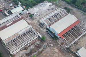 Cận cảnh tháo dỡ nhà, xưởng ở khu công nghiệp lâu đời nhất cả nước
