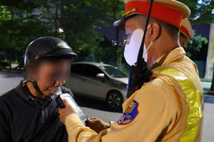 Công an hóa trang ‘theo dấu’ tài xế và chuyện chặn ‘ma men’ ra đường gây họa