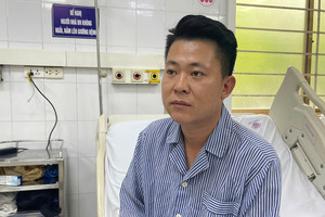 Mưa to, du khách yêu cầu về bờ nhưng chủ tàu động viên 'sắp đến điểm đầu tiên'