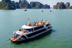 Vịnh Hạ Long tạm dừng tàu chở khách từ 20/7, Ninh Bình ngừng tham quan khi thời tiết xấu