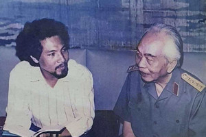 Nam NSND là giọng đọc vàng từng được trò chuyện với Đại tướng Võ Nguyên Giáp, có cha là nhà thơ nổi tiếng, chị NSƯT cùng 3 cháu gái đều là 'đại mỹ nhân'