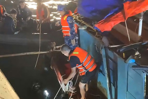 2 người sống sót sau nhiều giờ vật lộn trong nước lạnh, được ngư dân cứu vớt