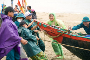 Hình ảnh ngư dân Thanh Hóa hối hả kéo thuyền lên đường nhựa tránh bão số 3