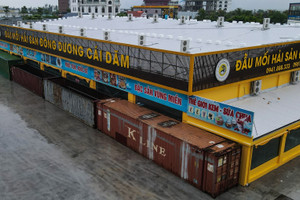 Người dân chi 54 triệu đồng/ngày thuê container chắn cửa chống bão Wipha