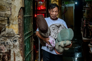 Nghìn dân Ninh Bình gấp rút di dời khỏi chung cư xuống cấp trước bão số 3