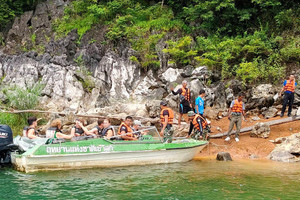 Lật thuyền bất ngờ khiến 1 nữ hướng dẫn viên thiệt mạng, 16 du khách nước ngoài thoát chết trong gang tấc