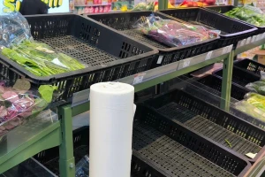 Người Hà Nội tất bật đi chợ, nhiều quầy hàng hết sớm ngày bão