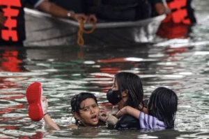 Hàng vạn người dân Philippines phải sơ tán vì lũ lụt sau bão Wipha