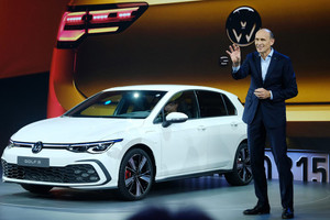 Cuộc đua xuống đáy khiến CEO Volkswagen cảnh báo: Thị trường ô tô Trung Quốc đã 'phát điên'!