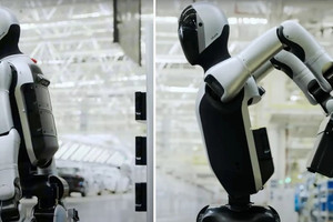 Chấn động: Xuất hiện robot hình người có thể tự thay pin trong 3 phút, hoạt động 24/7 không cần nghỉ