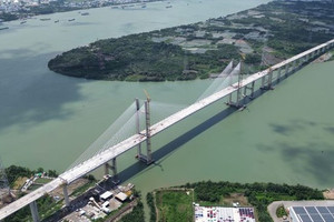 Chỉ 2 tháng nữa, cầu dây văng có tĩnh không cao nhất Việt Nam sẽ ‘cán đích’