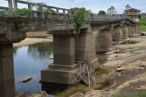 Cầu hơn 30 năm tuổi có thể đổ sập bất cứ lúc nào: Lộ cốt thép, lan can gãy vụn
