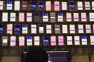Lợi dụng kẽ hở của livestream, người đàn ông dùng 4.600 điện thoại để 'cày view' kiếm 11 tỷ đồng
