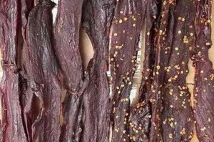 ‘Lật tẩy’ đường dây sản xuất thịt bò khô giả từ 1 cuộc gọi tố giác: Nguyên liệu rẻ bèo, lợi nhuận lên tới 36 tỷ/tháng
