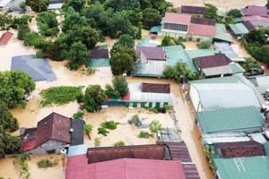 Lũ chưa từng thấy, nước ngập mái nhà, người dân Nghệ An tất tả chạy lũ
