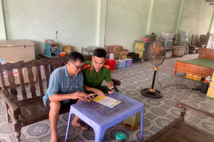 Ông T. chuẩn bị đến ngân hàng chuyển tiền thì người thân trình báo, công an xã lập tức đến nhà làm việc