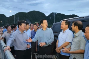 Phó Thủ tướng Chính phủ Mai Văn Chính: Nâng hạ tầng giao thông, xây khu dân cư tránh lũ